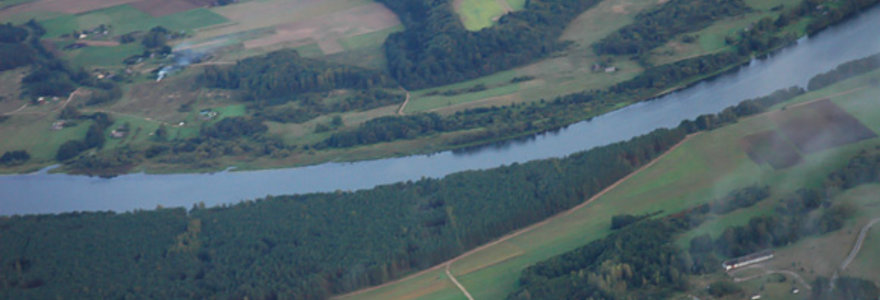 Parašiutininkų matomi vaizdai virš Pociūnų aerodromo