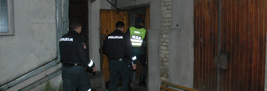 Policininkai eina į policijos komisariatą