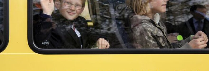 Kauno rajone vykusios akcijos metu mokykliniais autobusais į pamokas ir namo keliaujantiems vaikams buvo dalijamos atmintinės ir at&scaron;vaitai. 