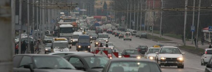 Aplankyti kapines susiruo&scaron;usiems miestiečiams teko nemažai laiko praleisti automobilių spūstyse. 