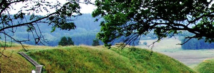 Pavilnių regioniniame parke tvarkomi piliakalniai ir pilkapynai. 