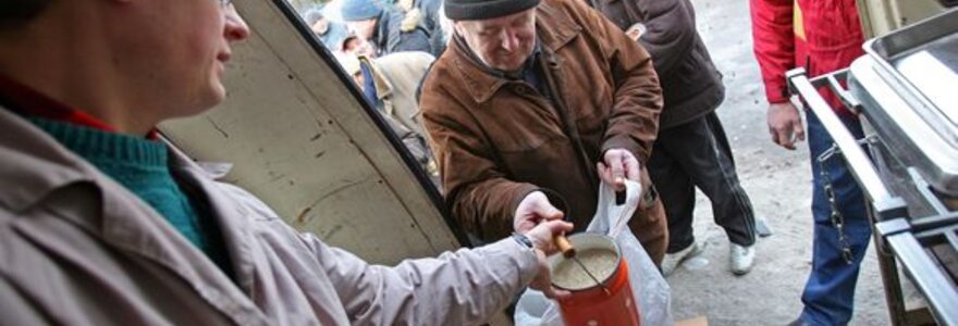 Eilės prie labdaros organizacijų dalijamo nemokamo maisto ilgėja.