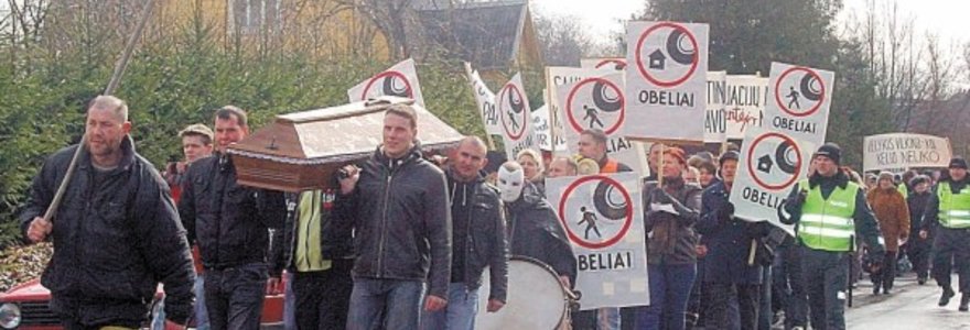 Procesijos dalyviai sakė, laidojantys valdžios pažadus suremontuoti kelią kuriame žūsta ir sužalojama daug žmonių.