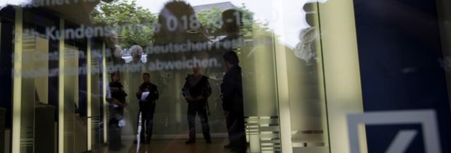 &bdquo;Deutsche Bank&ldquo; kaltinamas dviejų tarybos narių ir vieno akcininko &scaron;nipinėjimu.