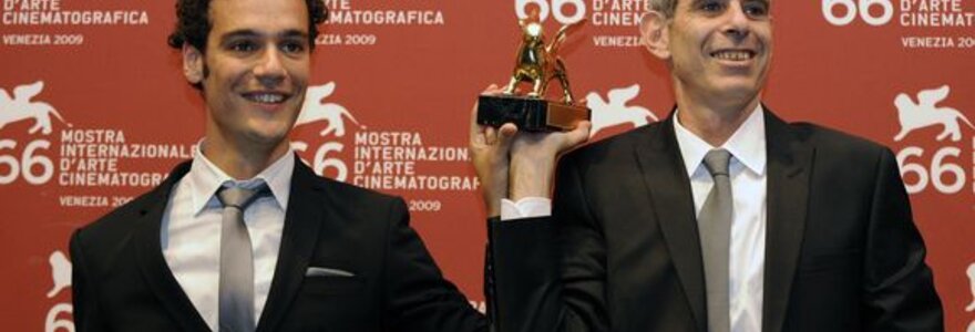 Filmo &bdquo;Libanas&ldquo; režisierius Samuelis Maoza ir aktorius Yoav Donat džiaugiasi &bdquo;Auksiniu liūtu&ldquo;.