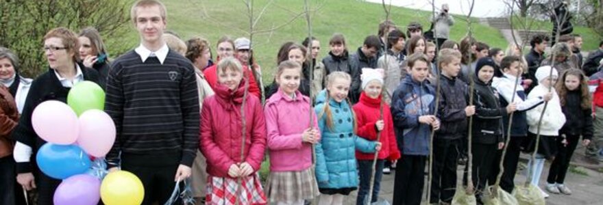 Vilniuje salia Aleksandro Pu&scaron;kino vidurinės mokyklos, politikai ir moksleiviai pasodino 96 ąžuoliukus. 
