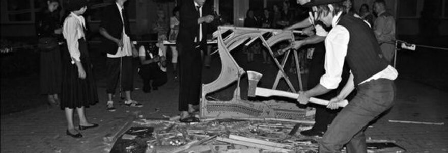 &bdquo;No theatre&ldquo; atliko Fluxus kūrinį &bdquo;Fortepijono veiksmai&ldquo;