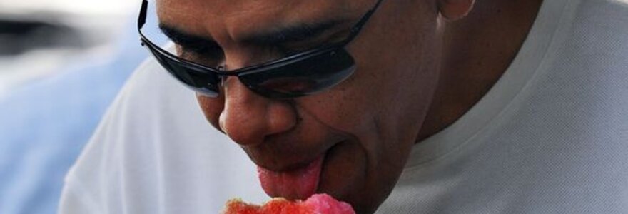 JAV prezidentas B.Obama mėgaujasi &scaron;iluma ir ledais Havajuose.