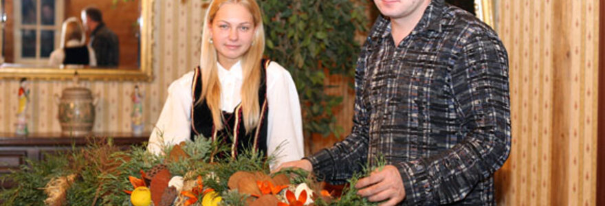 &Scaron;iuo metu restorane &bdquo;Bajorkiemis&ldquo; ekstravaganti&scaron;kais kūriniais ir originaliais rekordais pagarsėjęs floristas ir dizaineris Modestas Vasiliauskas gamina didžiausią Lietuvos istorijoje verbą.