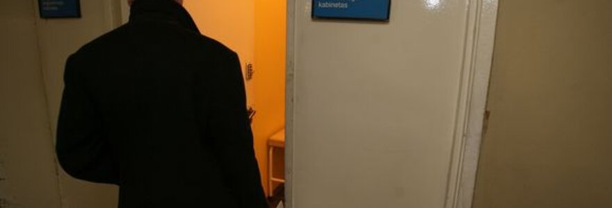 Lūžusi keleivio nosis nesujaudino 45-ojo mar&scaron;ruto autobuso vairuotojo &ndash; atsisakęs laukti medikų, vairuotojas toliai tęsė darbą. 
