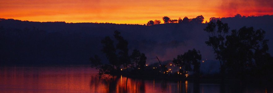 Pietų Australijoje nevaldomai plinta krūmynų gaisrai, dega namai prie Adelaidės 2015 m. sausio 03 d. 