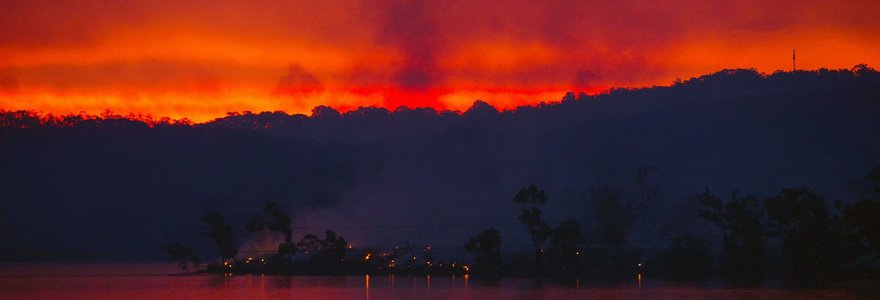 Pietų Australijoje nevaldomai plinta krūmynų gaisrai, dega namai prie Adelaidės 2015 m. sausio 03 d. 