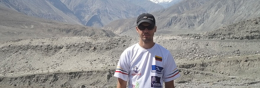 Ernestas Nanga Parbat (8125 m) fone. &Scaron;is kalnas yra vienas pavojingiausių pasaulyje, jis pramintas &bdquo;kalnu žudiku&ldquo;. Tikras kalno pavadinimas rei&scaron;kia &bdquo;Nuogas kalnas&ldquo;.