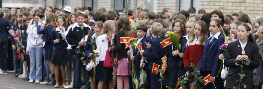 Lietuvoje šiandien prasidedantys mokslo metai bus paminėti įprastais ir naujais šventiniais renginiais. O kai kuriose užsienio šalyse jokių ypatingų ceremonijų nebus, nes ten nėra įprasta švęsti tokią progą. 