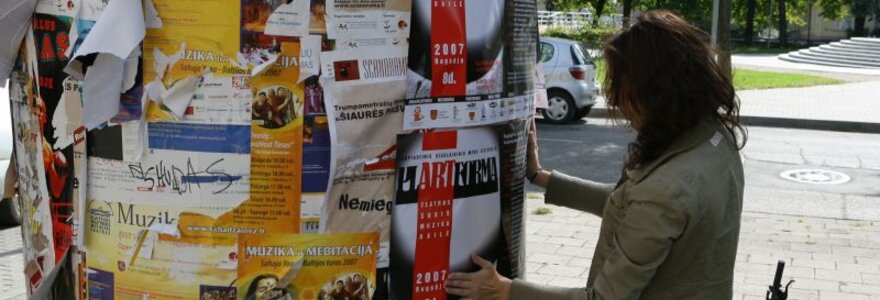 Už neleistinose vietose priklijuotą politinę reklamą partijos sulauks bausmių.