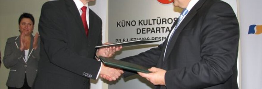 A.Raslanas ir R.Baranauskas pasira&scaron;ė bendradarbiavimo sutartį