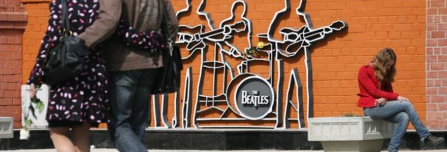 Sibiro mieste Jekaterinburge pastatytas paminklas legendinei grupei "The Beatles".