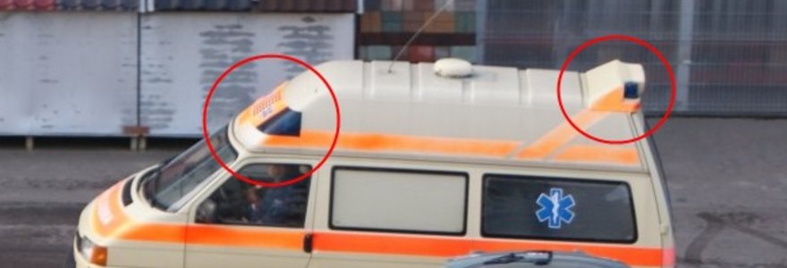 Krovininiu taksi paverstas specialiosios paskirties automobilis su švyturėliais ir užrašu „Ambulance“.