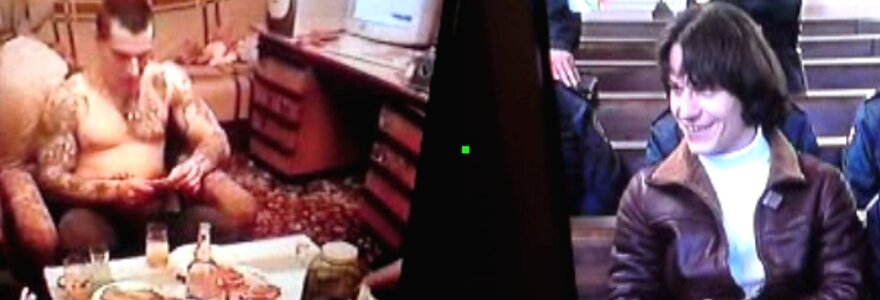 Stop kadrai i&scaron; LNK laidos Byla&ldquo;: teisme L.Lapinskas radikaliai pakeitė įvaizdį &ndash; užsiaugino ilgus plaukus ir nebeturėjo galimybės demonstruoti tatuiruoto kūno.