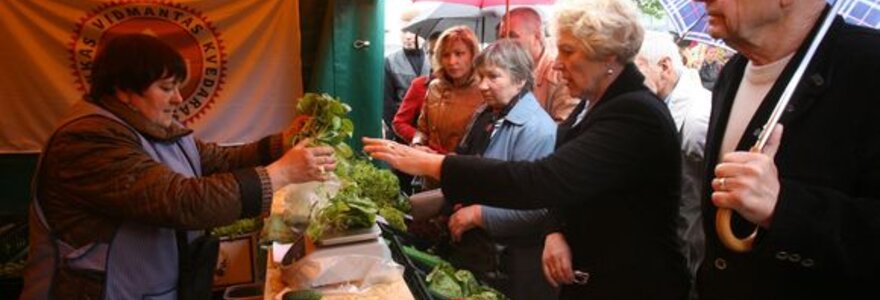 Ūkininkų prekyvietėje galima įsigyti visą būtiniausių prekių krep&scaron;elį - pieno produktų, duonos, pyragų, daržovių, vaisių, mėsos, medaus ir pana&scaron;ių gėrybių.