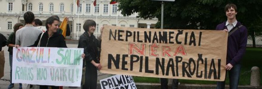 Penktadienio vidurdienį &scaron;alia Prezidentūros keliasde&scaron;imt jaunuolių su Lietuvos ir gėjų vėliavomis piketavo prie&scaron; Seimo priimtą naują Nepilnamečių apsaugos nuo neigiamo vie&scaron;osios informacijos poveikio įstatymą.  