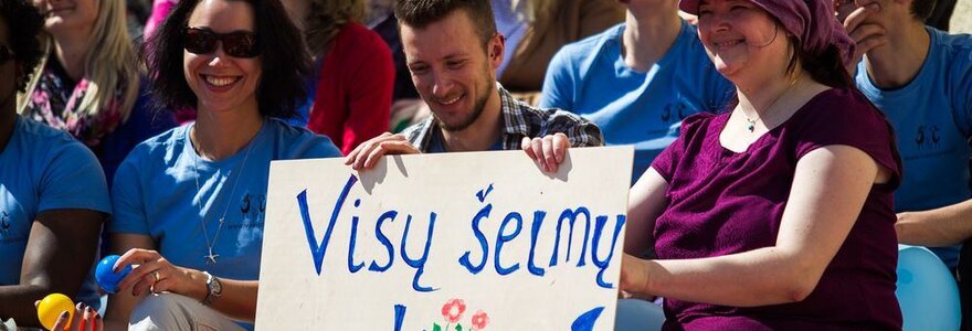 Motinos dienos proga Vilniaus Vingio parke &bdquo;Įvairovės namų&ldquo; savanoriai surengė &scaron;eimų &scaron;ventę.