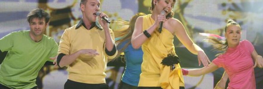 Sasha Song ir Nora pasirodė kartu su ry&scaron;kių spalvų palaidinėmis apsirengusiais &scaron;okėjais