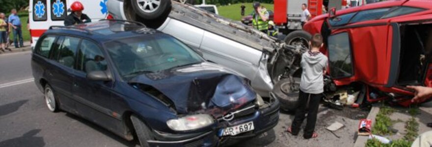 Mersedeso ir dviejų opelių avarija Kaune.