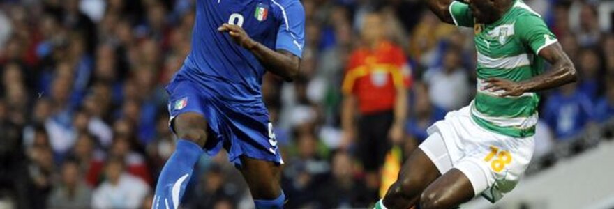 Italų nei&scaron;gelėjo ir rinktinėje debiutavęs M.Balotelli (kairėje)