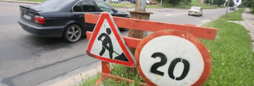 Sostinės Vir&scaron;uli&scaron;kių mikrorajone kone mėnesį stovi laikinieji kelio ženklai, įspėjantys apie darbus kelyje ir ribojantys greitį iki 20 kilometrų per valandą, tačiau joks gatvės remontas čia nevyksta.