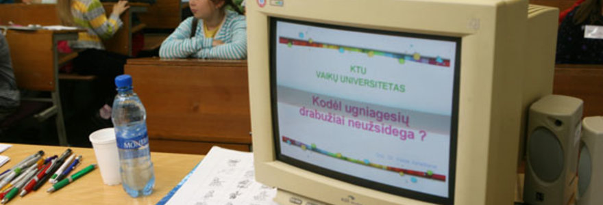 KTU universiteto paskaita „Kodėl ugniagesių drabužiai neužsidega liepsnoje?“ .