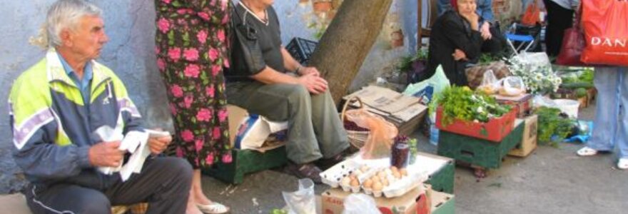 Kauno Stoties turgaus prieigose pasirodę tikrintojai ai&scaron;kinosi, ar visi prekeiviai tai daro pagal taisykles.