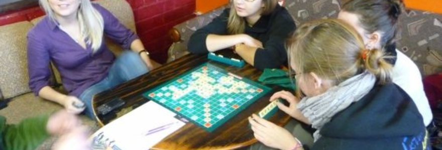 60 – prieš tiek metų pasaulyje pradėtas žaisti žaidimas „Scrabble“ šiuo metu Lietuvoje dar tik skinasi kelią į populiarumą. 