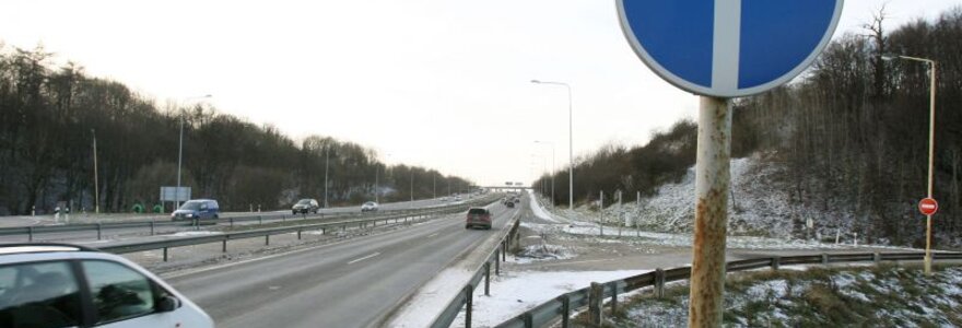 Susisiekimo ministerija artimiausiu metu neketina panaikinti eismo apribojimų nuvažiavime nuo magistralės A1. 