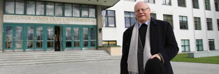 LŽŪU rektorius R.Deltuvas neslėpė, jog paskelbti dviejų savaičių nemokamas atostogas jį privertė siekis, kad universitetas išgyventų iki metų pabaigos