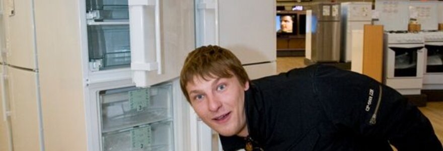Foto naujienai: Justinas Lapatinskas mamai dovanų nupirko &scaron;aldytuvą