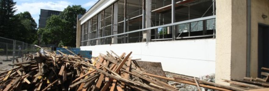 Žirmūnų gimnazijoje moksleivių vietas užėmė statybininkai – remontuojamas čia kone kiekvienas kampas.