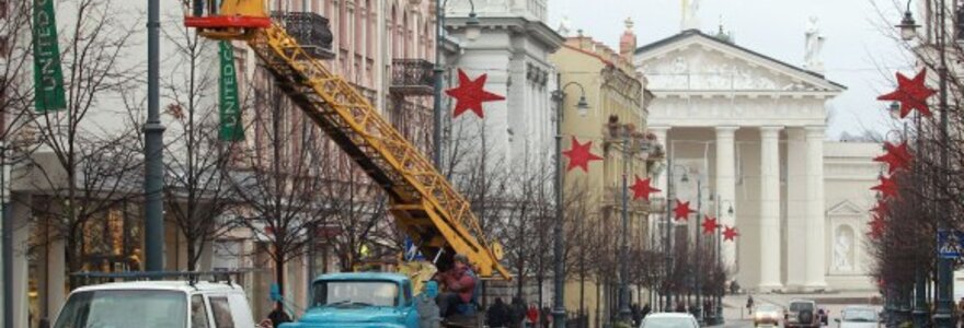 Kalėdinės dekoracijos pirmiausia kabinamos centrinėje Vilniaus gatvėje.