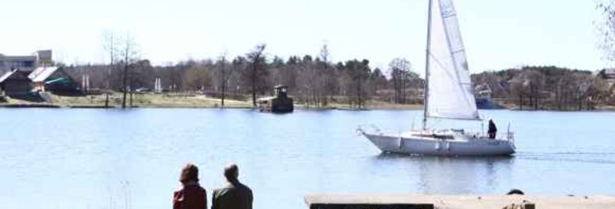Kol kas prie vandens &ndash; vienas kitas. Tačiau netrukus Trakai tikisi sulaukti daugiau turistų ir poilsiautojų.
