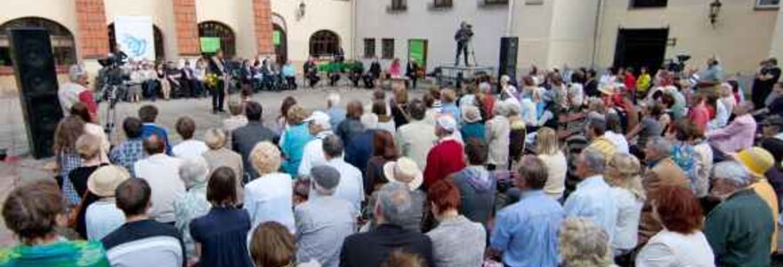 Festivalio &bdquo;Poezijos pavasaris 2011&ldquo; baigiamasis renginys, kaip įprasta, vyks Vilniaus universiteto K.Sarbievijaus kieme. 