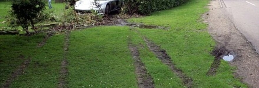 Lewiso Hamiltono tėvas sudaužė &bdquo;Porsche Carrera GT&ldquo;