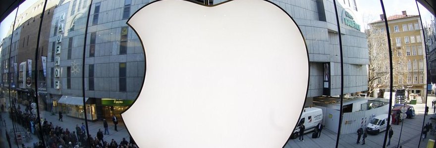 Žmonės laukia prie „Apple“ parduotuvės Miunchene.