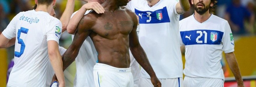 Mario Balotelli džiaugiasi įvarčiu su komandos draugais.