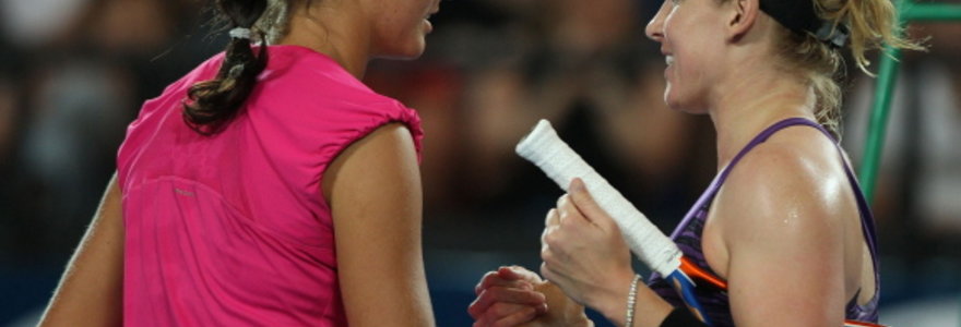 Kelialapį į finalą amerikiečiams lėmė Bethanie Mattek–Sands (dešinėje) pergalė moterų varžybose prieš Laurą Robson.