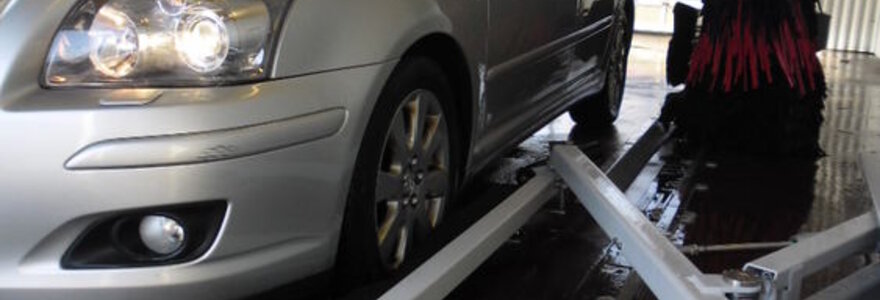 Padangų blizginimas &bdquo;Toyota Avensis&ldquo; automobiliui