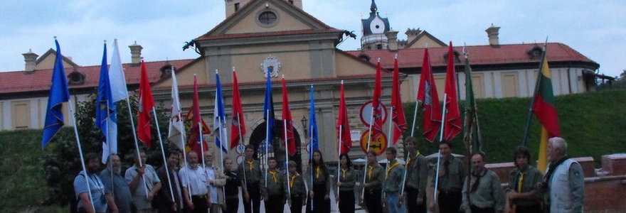 Lietuviškos vėliavos Radvilų pilies fone. Jos - Lietuvos bajorų sąjungos atstovų ir jaunųjų skautų rankose