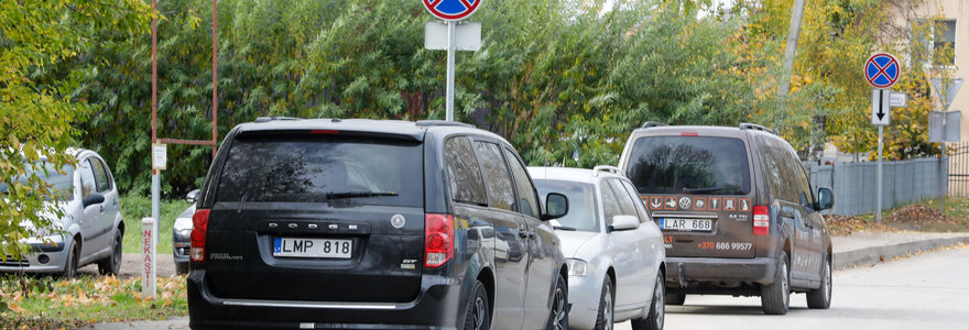 Automobiliai, stovintys pažeidžiant kelių eismo taisykles