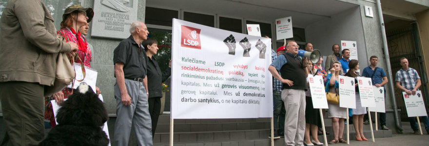 Protesto akcija prie centrinės Socialdemokratų partijos būstinės