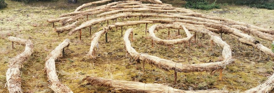 Prie Parnidžio kopos menininkai Reda ir Arūnas Uogintai sukūrė milžinės Neringos piršto antspaudą vaizduojančią meninę instaliaciją.