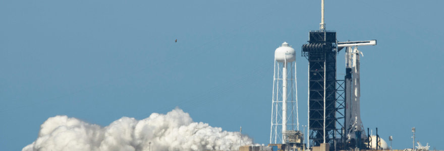 „SpaceX“ raketa į kosmosą gabens astronautus  Robertą Behnkeną ir 53-ejų Douglasą Hurleyjų